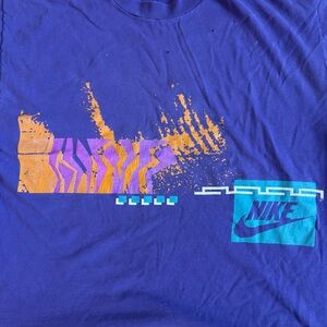Vintage 90s Nike graphic tee / size Large 23” x 24.5”